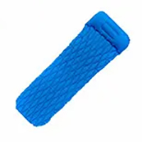 베개가 있는 편안한 팽창 수면 패드.