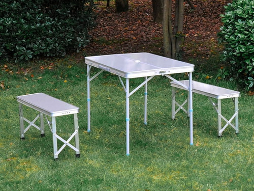 camping table and chairs