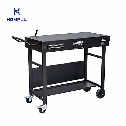 Eiserne Außenküche mit großem Klapptisch