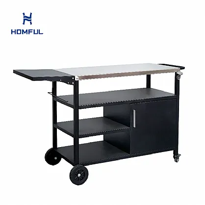 캐비닛이 있는 철제 야외 주방